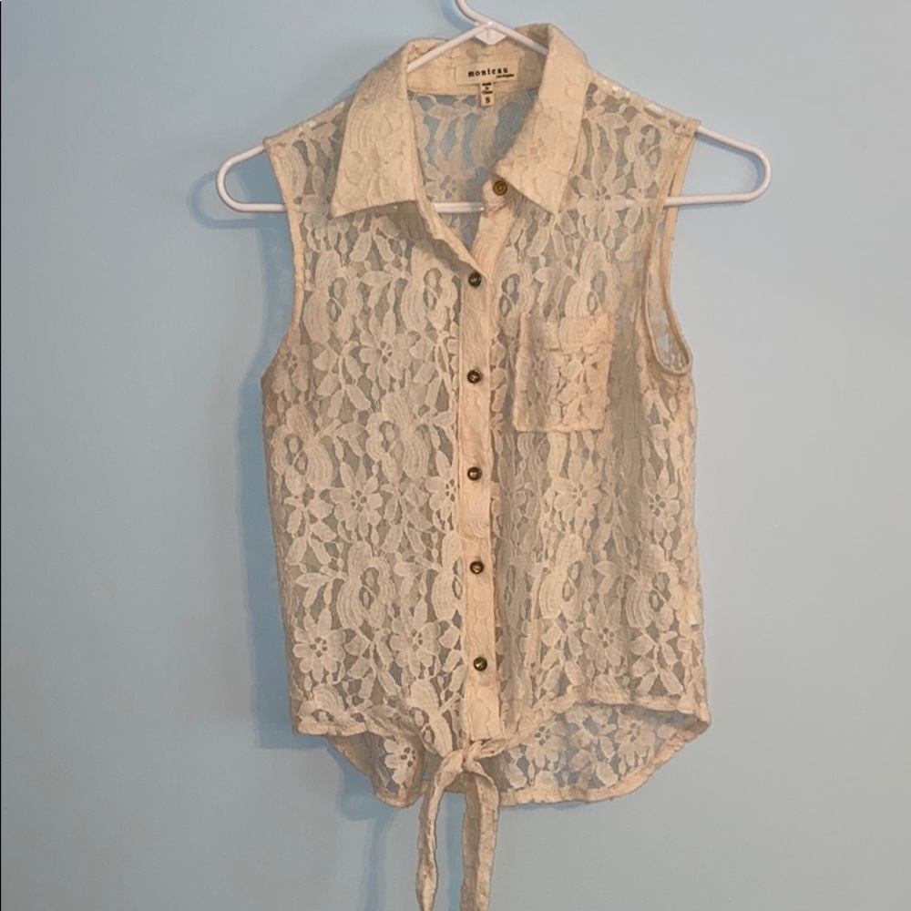 Lace sleeveless blouse with tie on the bottom!